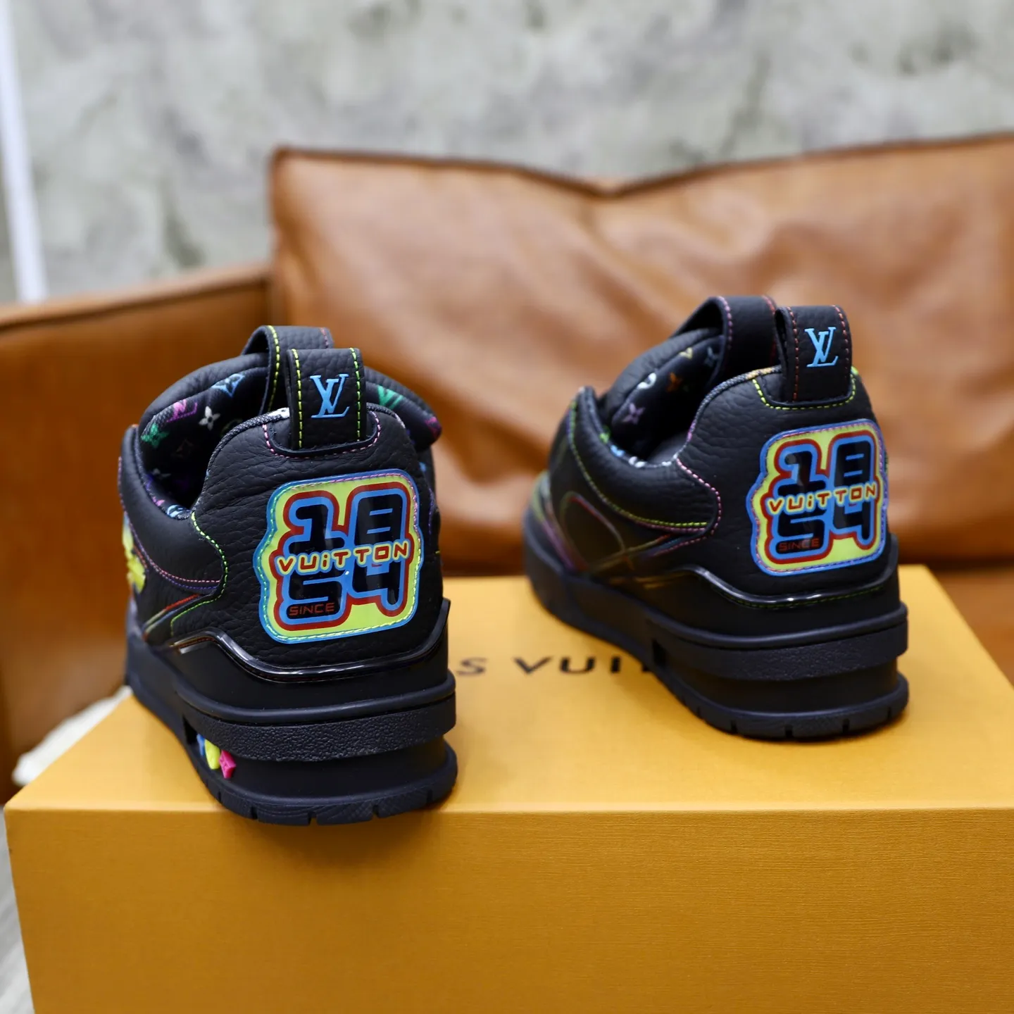 Men's shoes 💰: 860💰 LV Louis Vuitton TRAINER new sneakers are shipped. Louis Vuitton men's artistic director Virgil Abloh took inspiration to create this LV Trainer sneaker. Yingze crystal inlays present a colorful effect, with two gorgeous effect colors to choose from. The LV diamond letter logo badge on the tongue is gorgeous and noble. The LV letters are decorated on the side. The outsole is decorated with a Monogram flower pattern. It shows the trend of elegance and nobility! Men's model: 39-44 (38, 45, 46 customized)